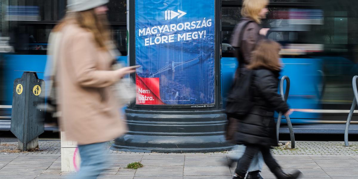 Előre, nem
hátra… – állítja
a kormánypropaganda.
Kábé
az inverzét,
az ellenkezőjét
kellene csinálni
mindannak, amit
Orbán Viktor
tesz