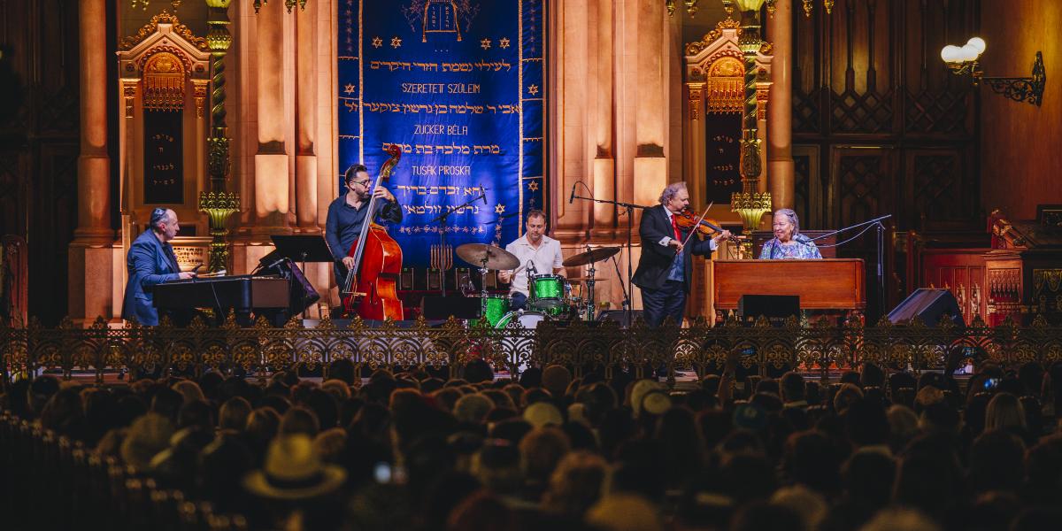 Lisztes Jenő cimbalomművész és Roby Lakatos jazzhegedűs is zenésztársa volt Rhoda Scottnak