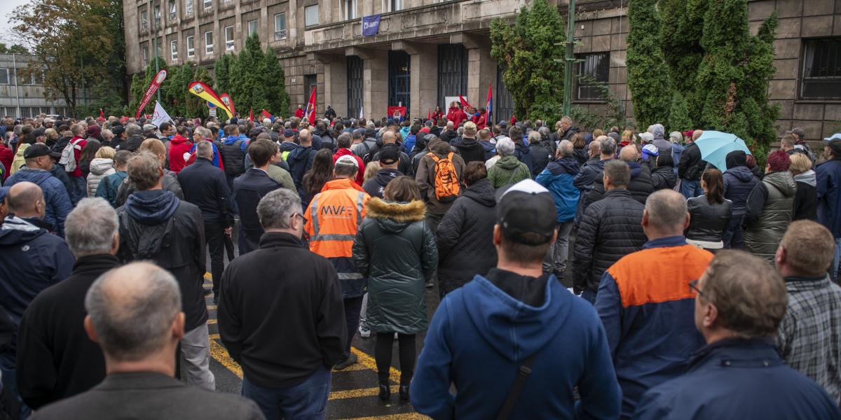 Tüntettek a dolgozók a Dunaferr előtt szeptember 16-án. Úgy tűnik, eredménytelenül 