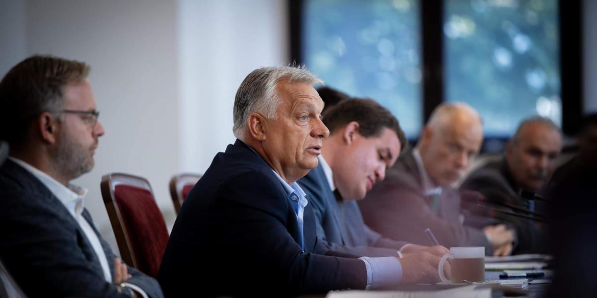 Orbán Balázs (balra) Orbán Viktor mellett ül az egyik kormányülésen