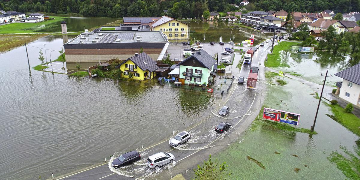 Sokfelé még járhatatlanok az utak Ausztriában, de javul a helyzet