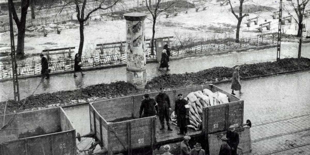 Holttesteket szállítanak el a pesti gettóból az Üllői úton, 1945 elején. A holokauszt a létező rendszerről mondta ki a végső ítéletet: folytathatatlan