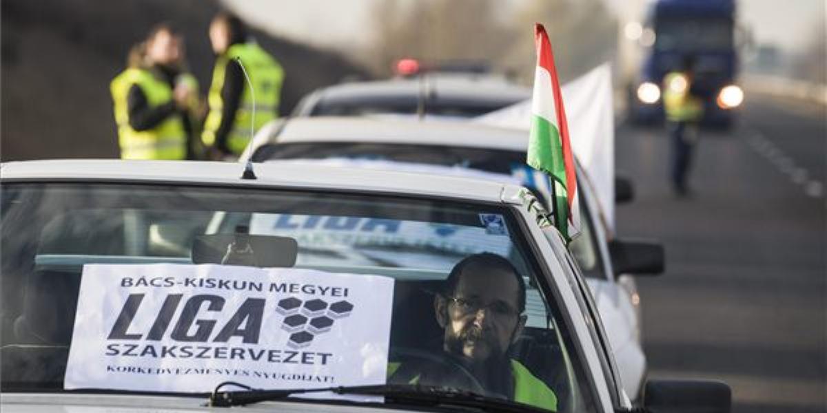 Kecskemét határában is demonstrálnak. FOTÓ: MTI, Ujvári Sándor.