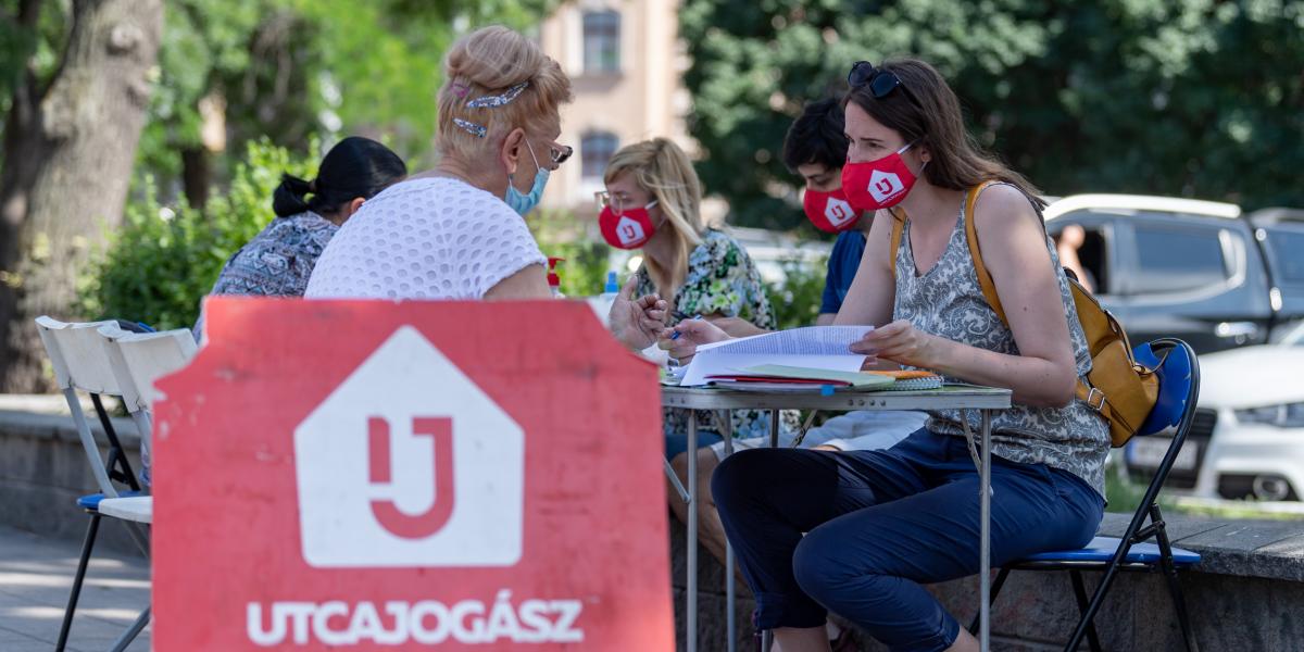 Hazánkban az Utcajogász Egyesület jogi szakemberei ingyenes jogi tanácsot adnak minden pénteken a budapesti Blaha Lujza téren