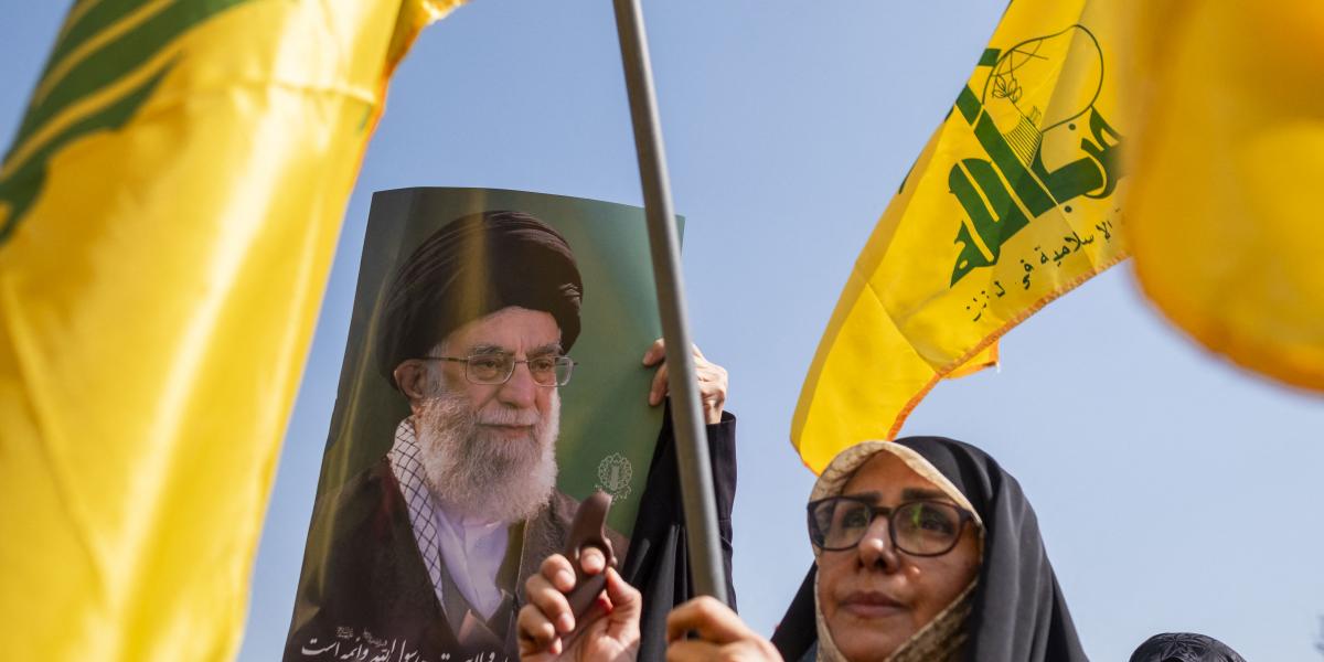 Ali Hamenei arcképe Hezbollah-zászlók között egy szeptember 27-i teheráni tüntetésen