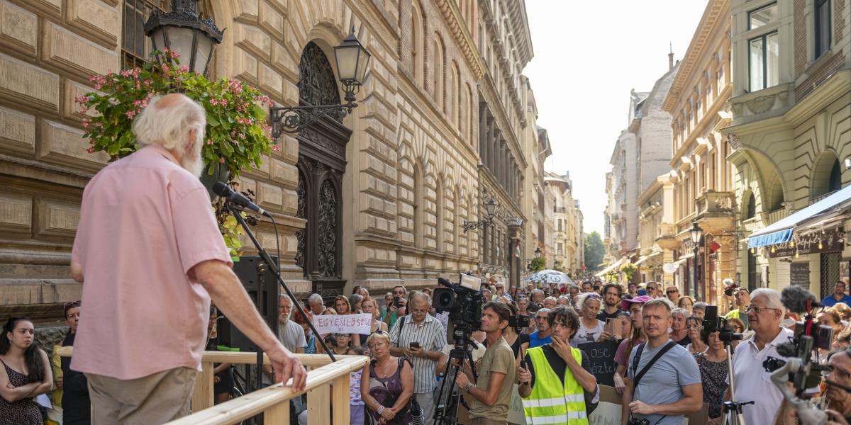 Iványi Gábor és szimpatizánsai szeptember 3-án a budapesti kormányhivatal előtt petícióval is tiltakoztak az iskolabezárások ellen 