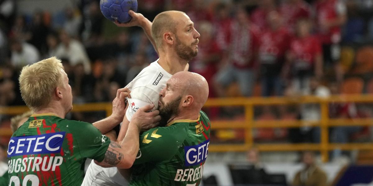 Lukas Sandell, a Veszprém játékosa gólt dob 