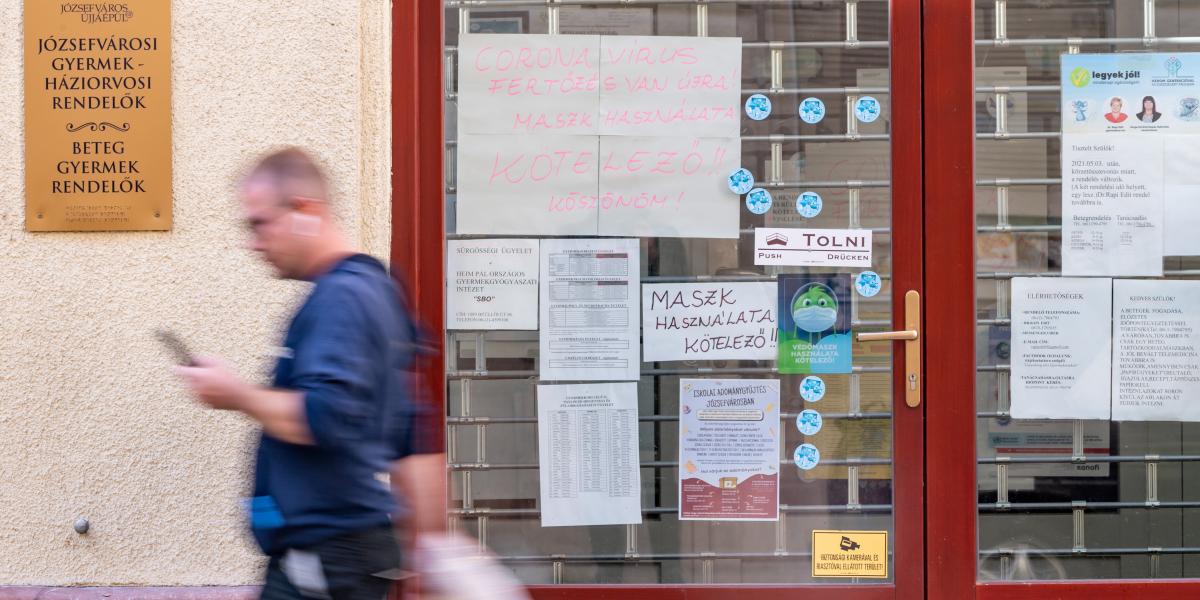 Egy józsefvárosi gyerekrendelő bejáratán már járványra figyelmeztetnek