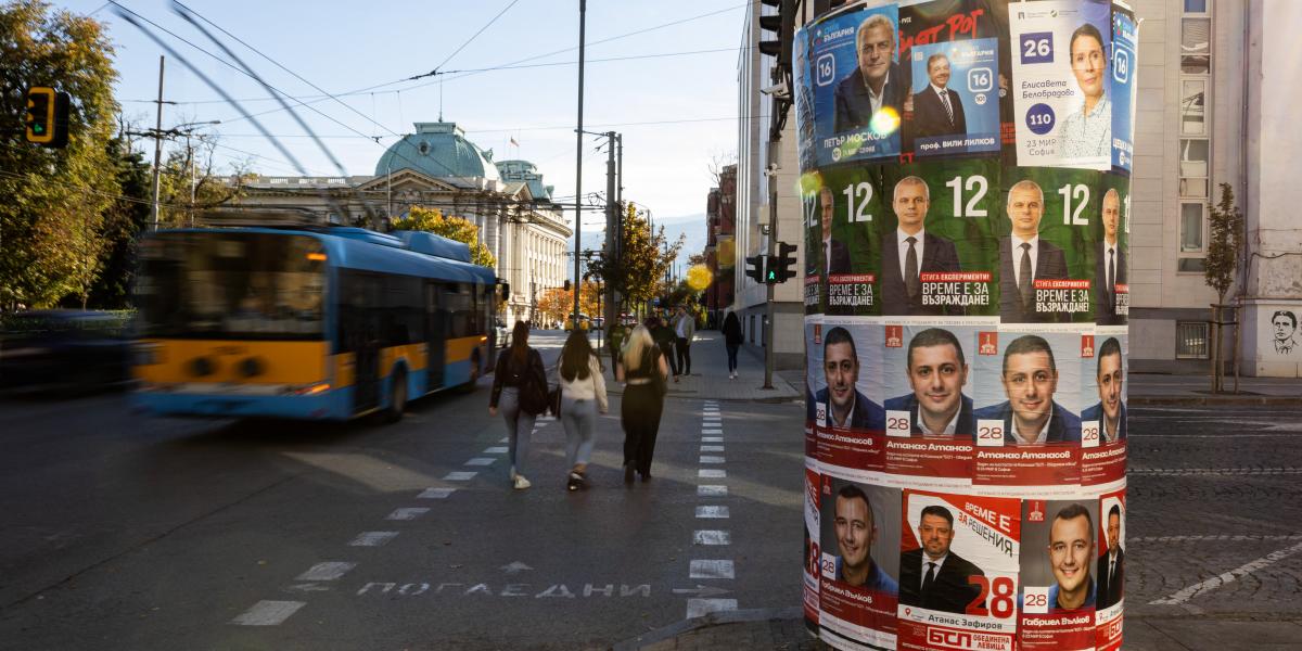 A csendes kampányt azzal magyarázzák az elemzők, hogy a pártok a törzsszavazóikat akarják megtartani, a politikusok ezért csak a híveiknek rendezett gyűléseken vesznek részt. Az immár hetedik előrehozott választás előtt a pártok már programokat sem mutatn