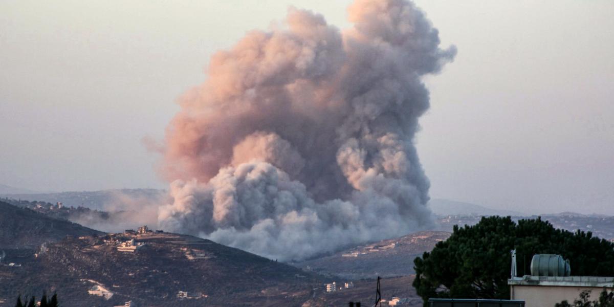 Füst száll fel a dél-libanoni al-Taybeh településnél egy izraeli csapás után, 2024. október 26-án