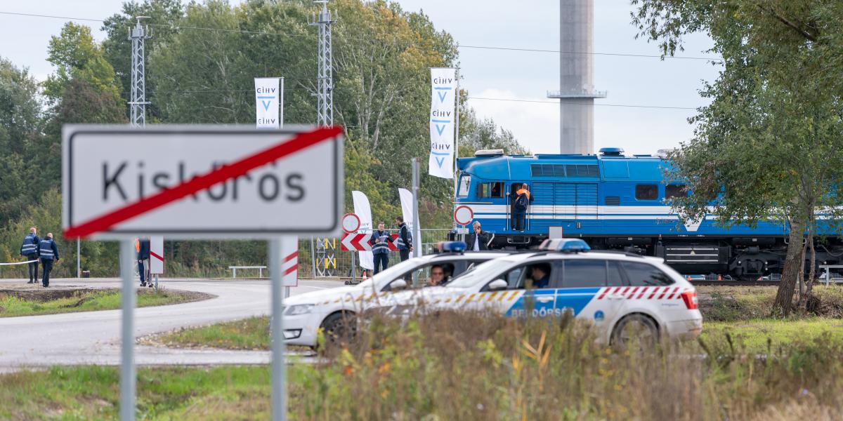 A Mészáros Lőrinc érdekeltségébe tartozó biztonsági cég emberei zárták le október 9-én a vasúti átjárót