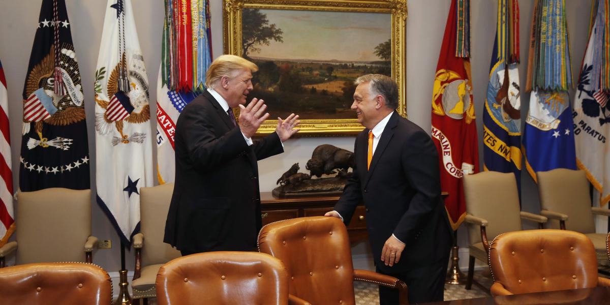 Donald Trump és Orbán Viktor mosolyog. Utóbbi téved, ha azt gondolja, hogy minden rendben lesz, ha előbbi nyer