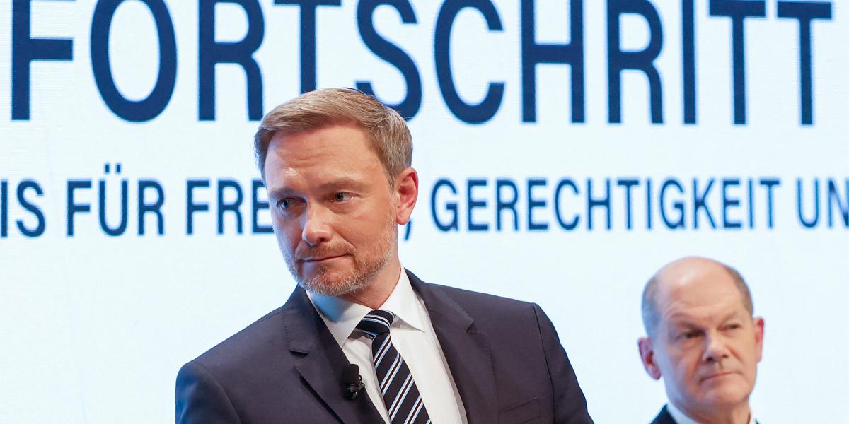 Christian Lindner a háttérben Olaf Scholzcal. 2021. november 24-én