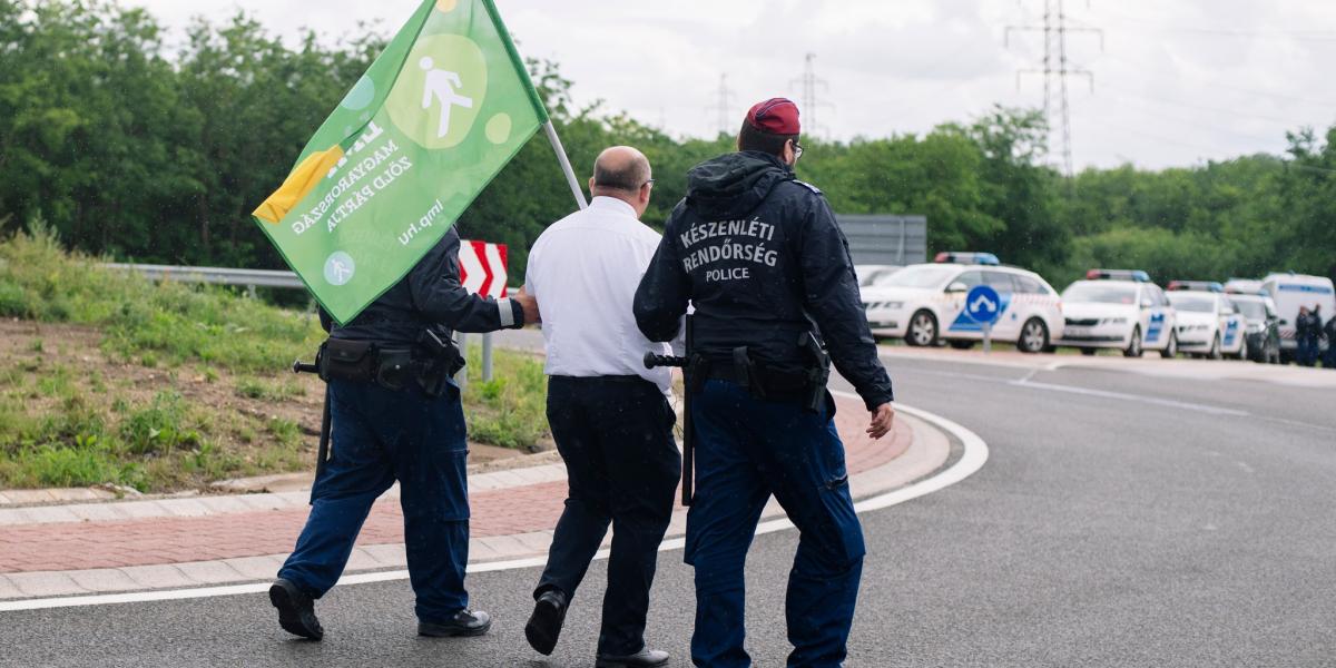 Csárdi Antal rendőrök között június 3-án a gödi akkumulátorgyár előtt 