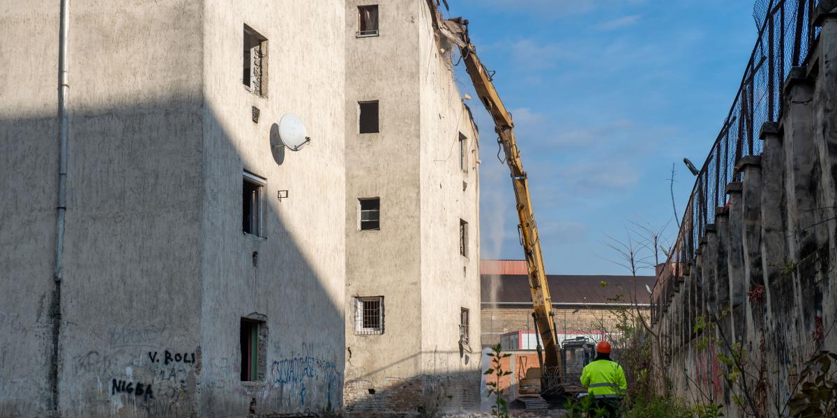 A bontási szerződést múlt hét hétfőn írták alá, a VA-HÍD Kft. nettó 294,3 millió forintért vállalta a 6500 négyzetméteres B tömb bontását