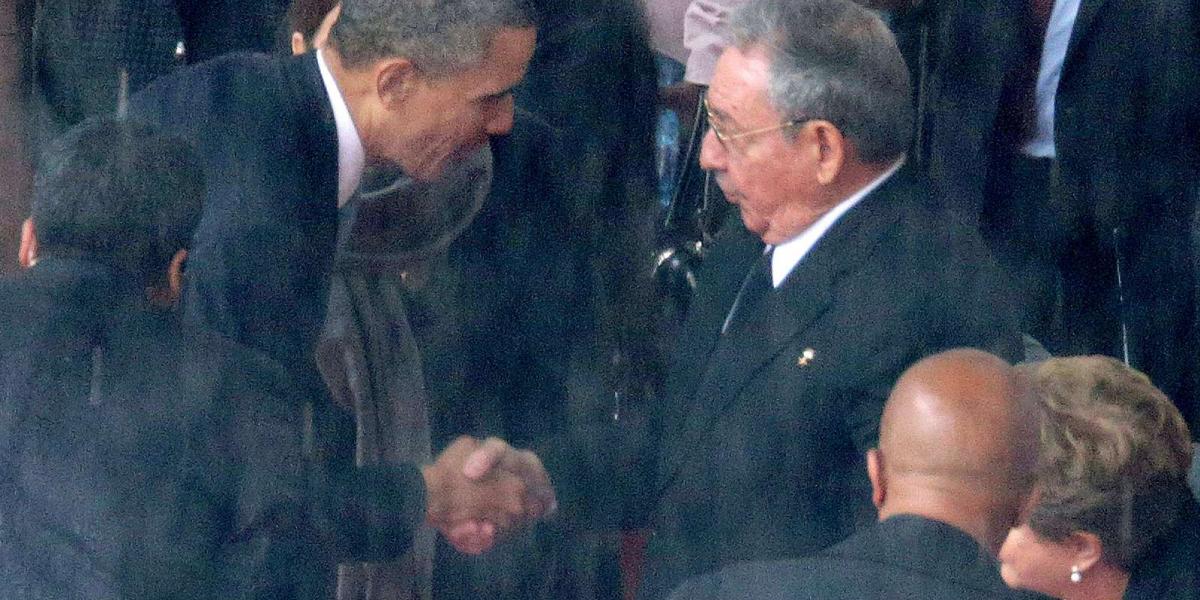 Politikai vihart kavart - egy évvel ezelőtt - Mandela temetésén Obama és Castro kézfogása. Fotó: Chip Somodevilla /GettyImages