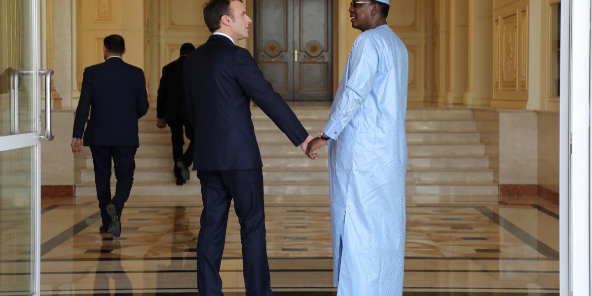 Idriss Deby csádi elnök (r) beszélget Emmanuel Macron francia elnökkel (l) a „Barkhane” katonákkal való találkozóra tett hivatalos látogatás során a n`djamenai elnöki palotában 2018. december 23-án.