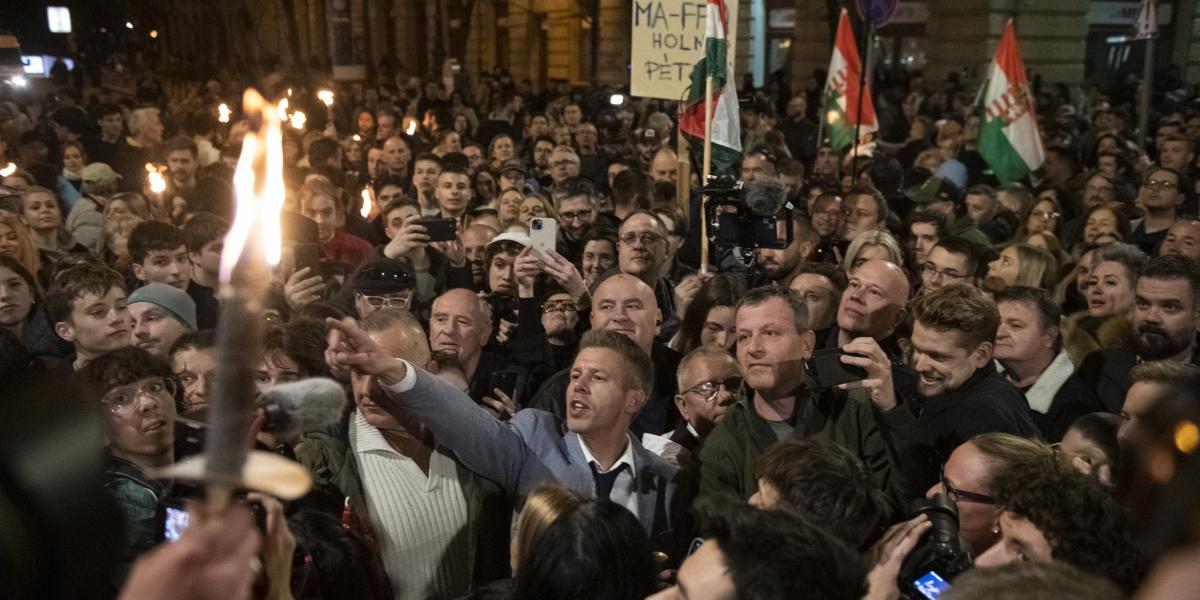 Az új Messiás, Magyar Péter egyszerre utasítja el mindazt, ami régi – Orbánt és Gyurcsányt –, és látszik képviselni mindenkit, aki változást akar 