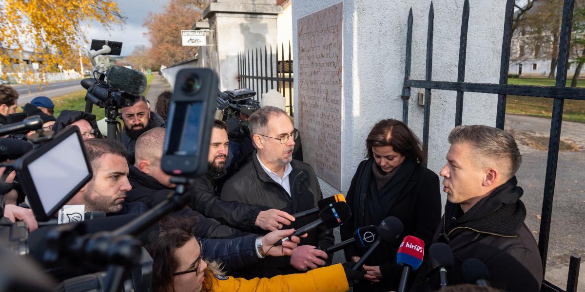 Magyar Péter a bicskei gyermek­otthon előtt. Nem engedték be