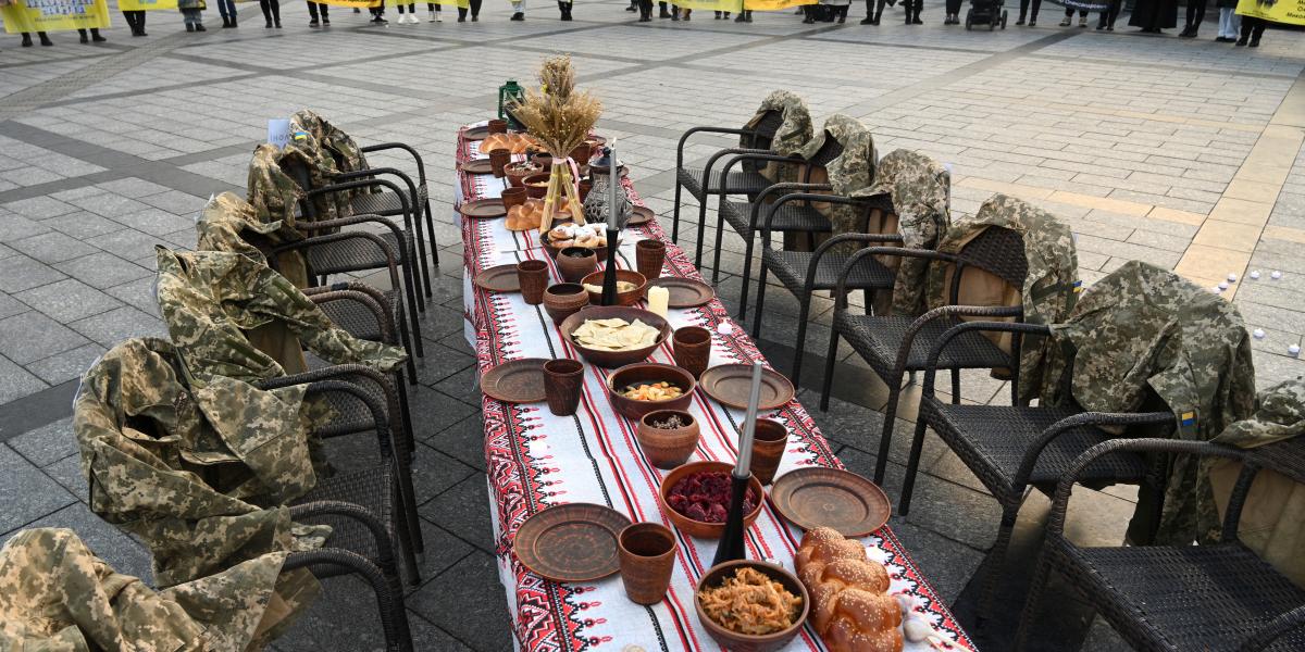 Szombati megemlékezés Lvivben az orosz invázió során eltűn ukrán hadifoglyokra és a fronton harcolt katonákra