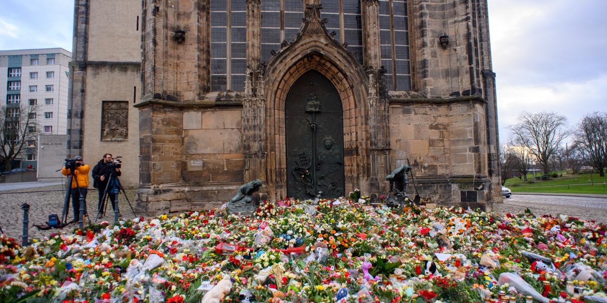 Virágözön az áldozatok emlékére a magdeburgi Szent János-templom előtt