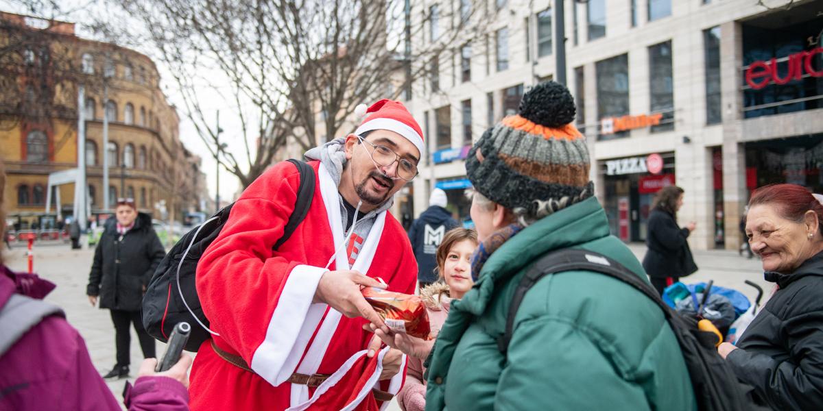 A Blahán feltűnt egy Mikulás is, aki édességgel lepte meg a sorban állókat