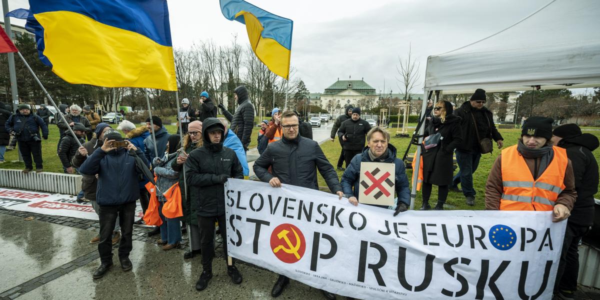 Pozsonyi tüntetés a Putyinnal üzletelő Fico ellen 