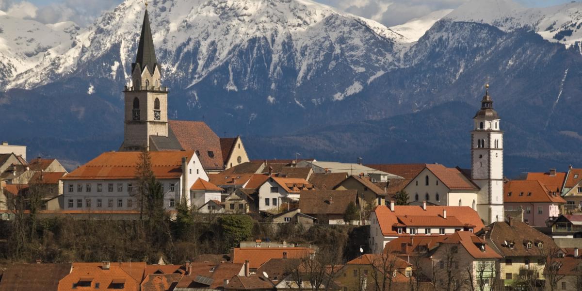 Kranj látképe a háttérben a Kamniki-Alpokkal 