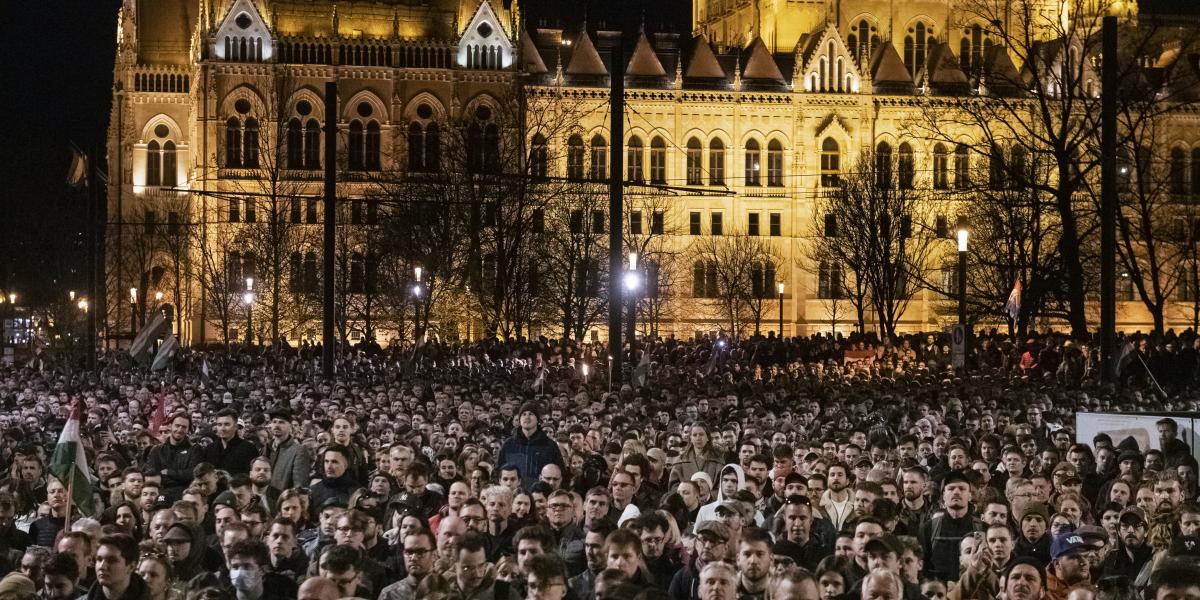 Magyar Péter által meghirdetett tüntetés a Parlament előtt tavaly március 26-án. Szükség van a változtatás kikényszerítéséhez is elégséges, kritikus nagyságot elérő társadalmi akaratra