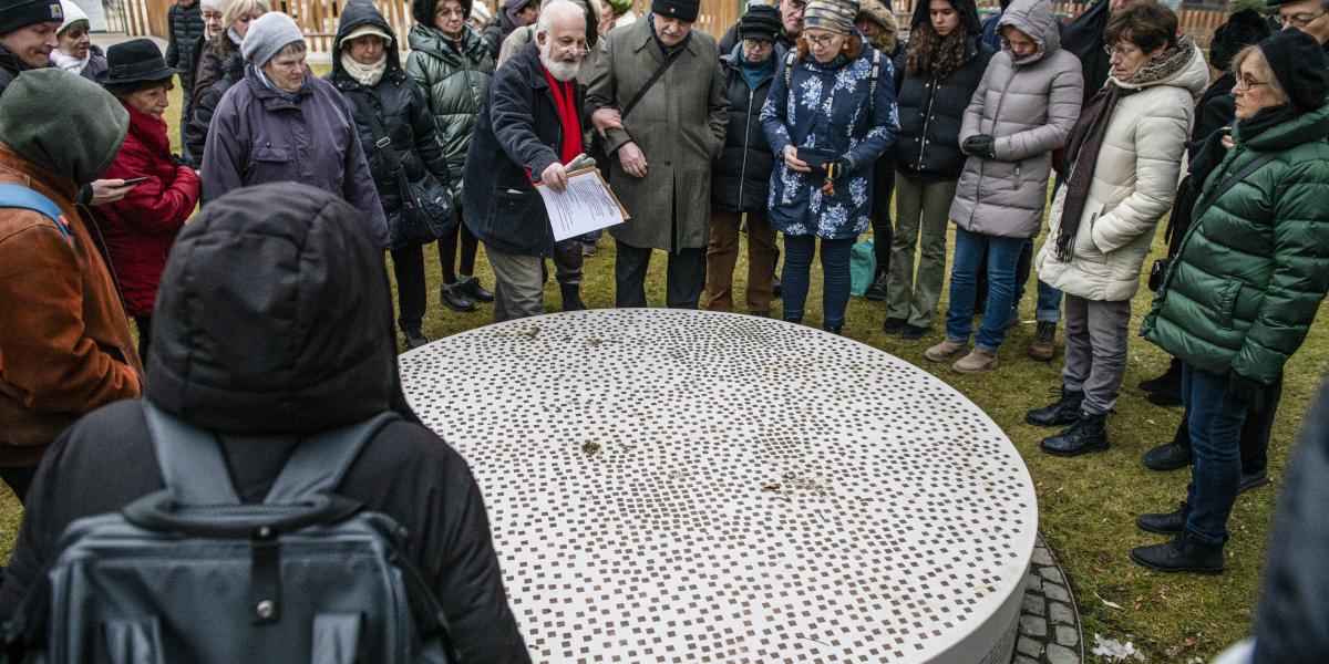 Deák Gábor, a Magyar Zsidó Kulturális Egyesület alapítója a Klauzál téri emlékműnél 