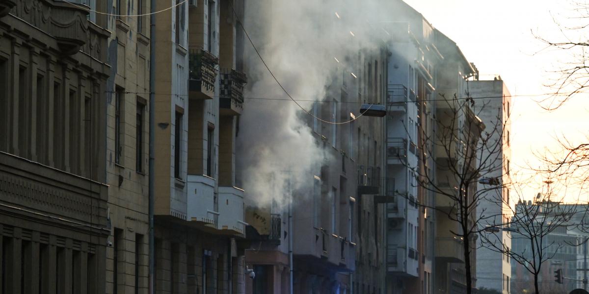 Tűzoltók dolgoznak a IX. kerületi Vakapu utcában