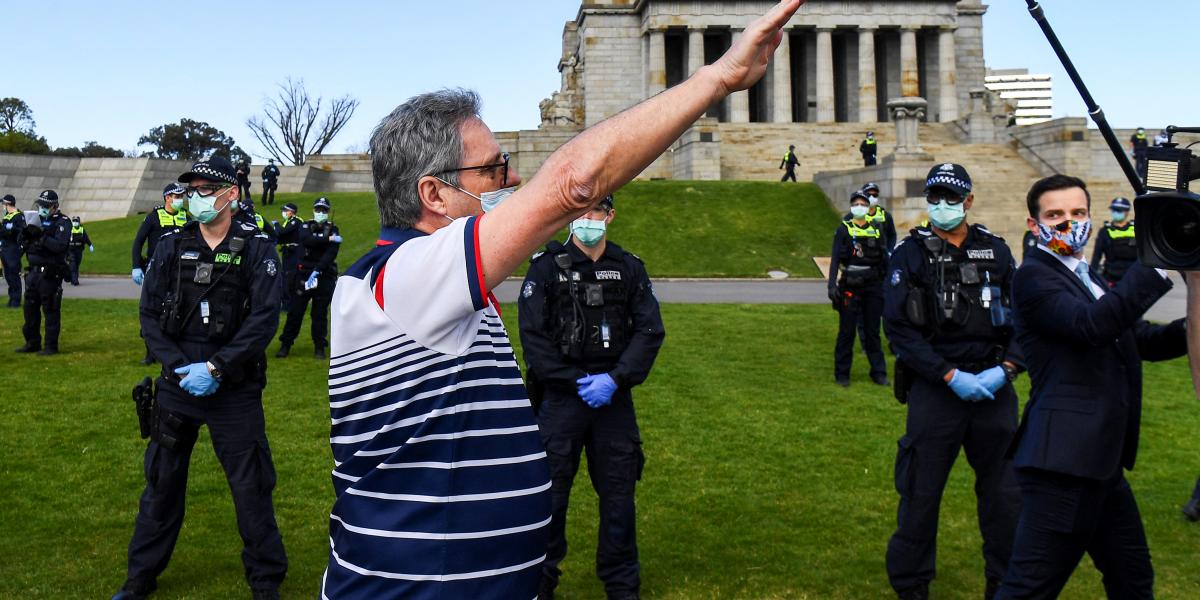 Szélsőjobboldali tüntető Melbourne-ben - Korábbi felvétel 