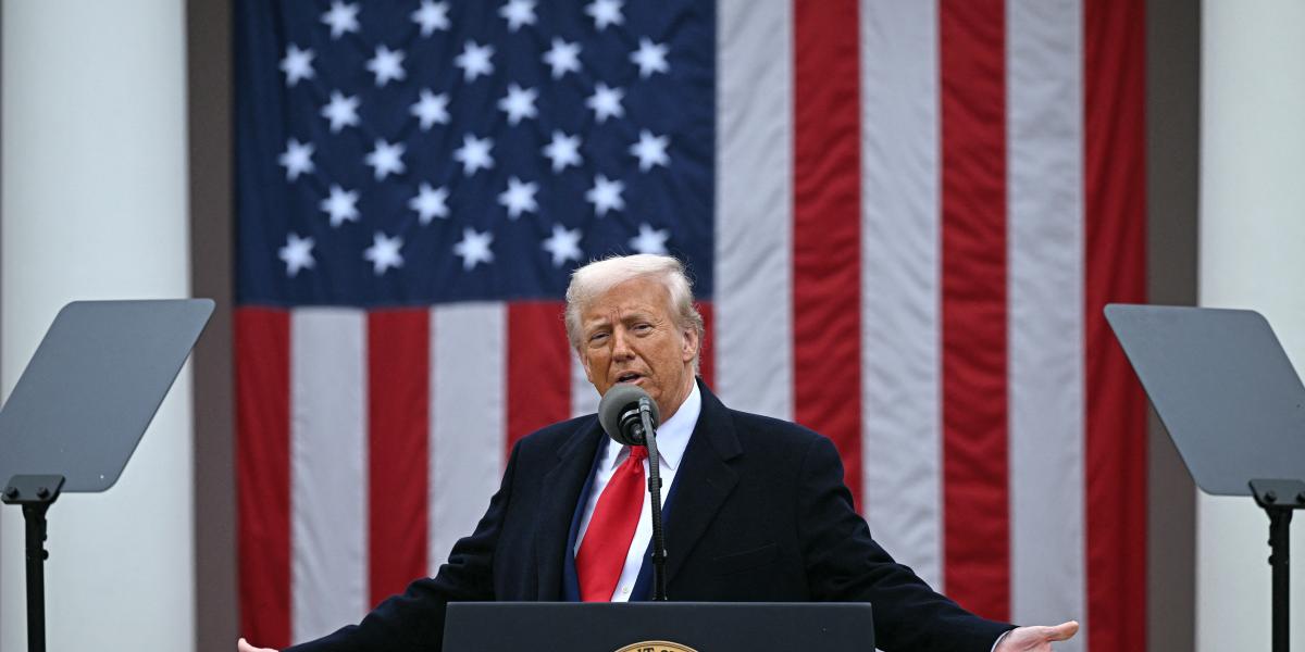 Donald Trump az alapvám bevezetéséről tartott sajtótájékoztatón április 2-án