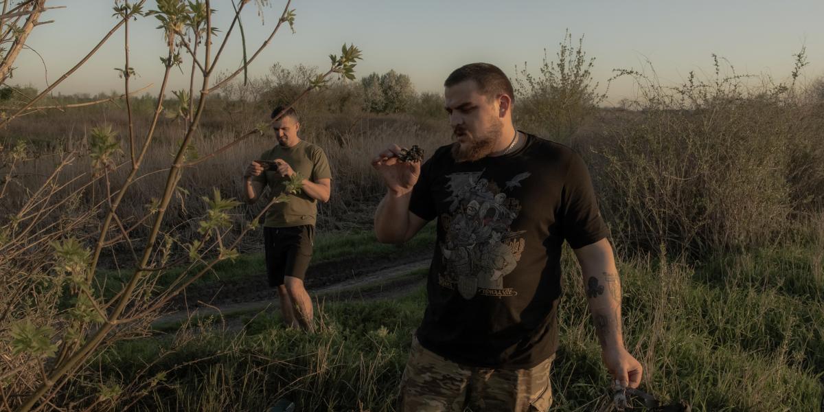 Ukrán katonák egy a tűzszünet idején becsapódott orosz drón darabjai vizsgálják