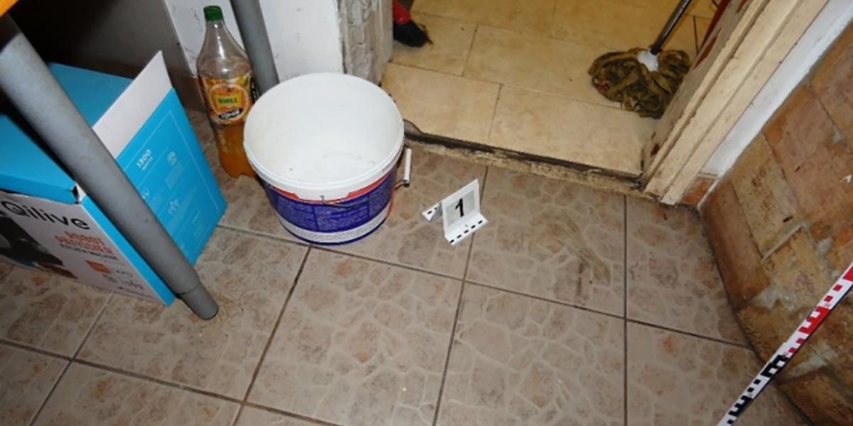 A festékesvödör, amivel a gyanú szerint fejbe verte egyik gyermekét a gyanúsított 