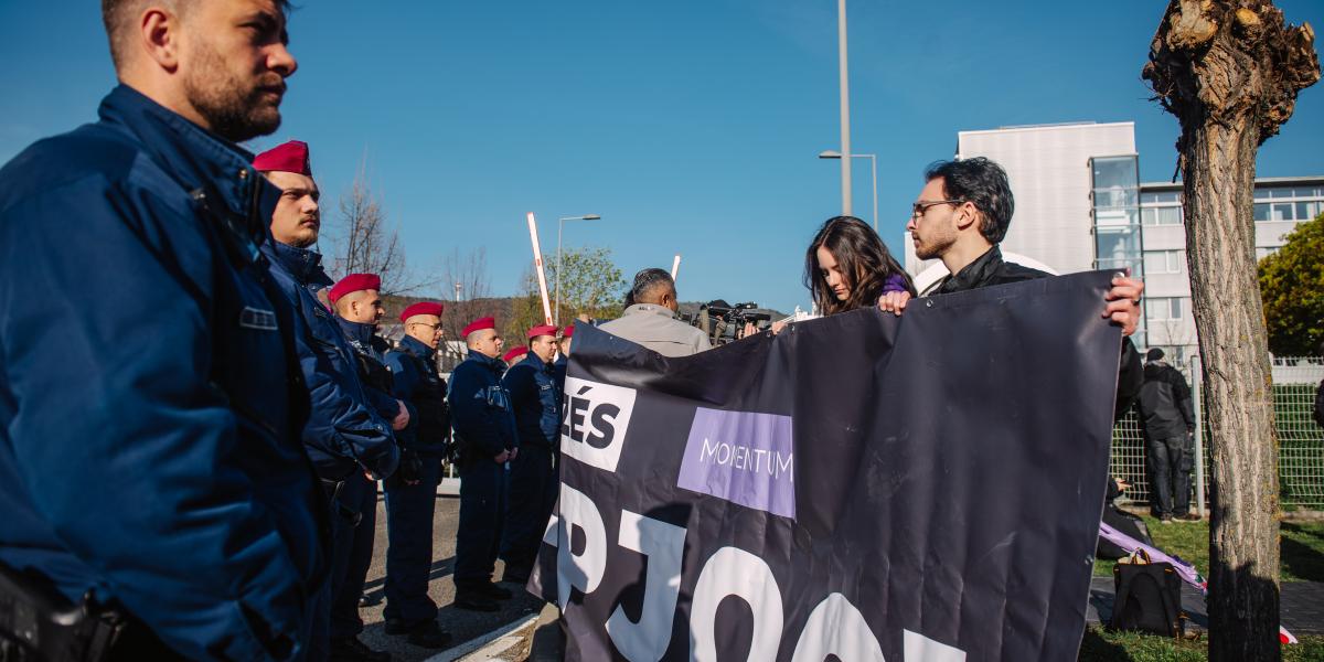 Rendőrsorfal és a Momentum aktivistái az MTVA épülete előtt április 11-én 