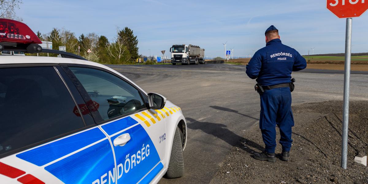 Marhatetem-szállító kamion útvonalát biztosító rendőr Bábolna közelében április 10-én 