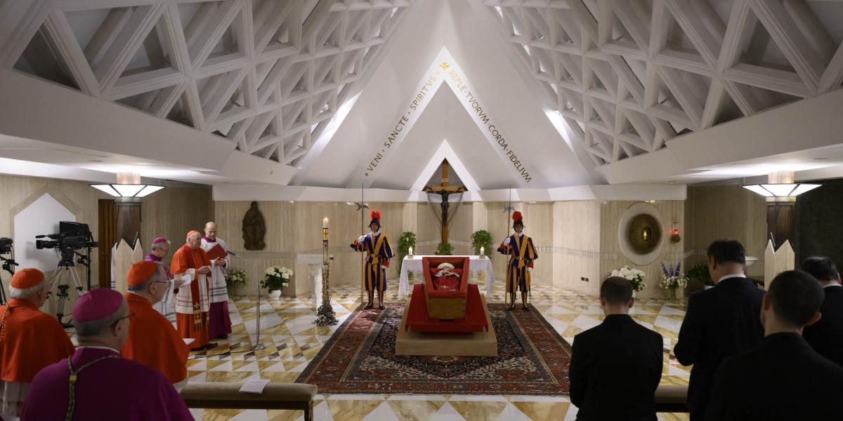A Szent Márta-házból viszik Ferenc pápa koporsóját a Szent Péter-bazilikába
