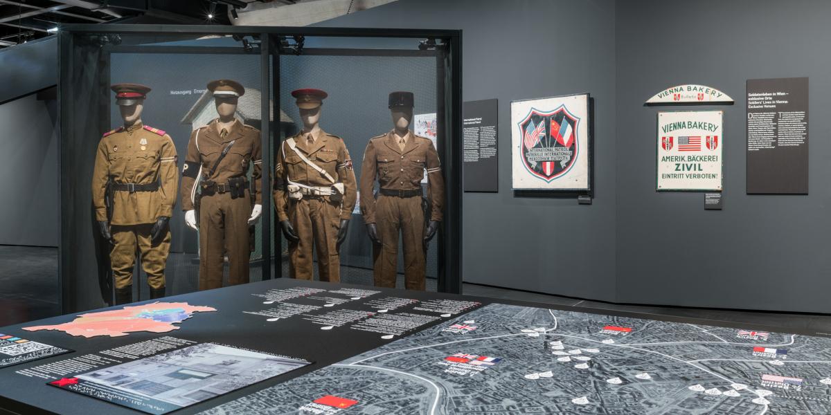 A tárlat egy elhallgatott évtizedről – az 1945–55 közötti időszakról szól – amikor a Szovjetunió, az USA, Nagy-Britannia és Franciaország – katonai, majd kulturális ellenőrzése alá vonta az osztrák fővárost;A Disney-féle Bambi filmre (amely az osztrák Fel