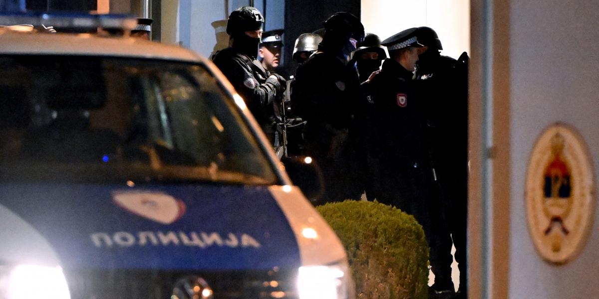 A Milorad Dodikot védő boszniai szerb rendőrök 2025. április 23-án Kelet-Szarajevóban