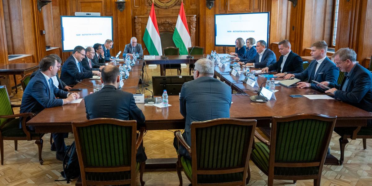 Nagy Márton egyeztet a biztosítók képviselőivel a Nemzetgazdasági Minisztériumban 2025. április 22-én