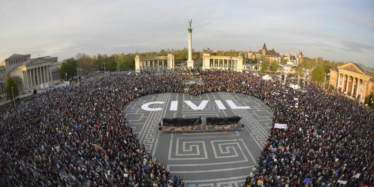 Az első nagy megmozdulásuk 2017. április 12-én a Hősök terén volt, ahol a Közép-európai Egyetem (CEU) és a civil szervezetek mellett demonstráltak
