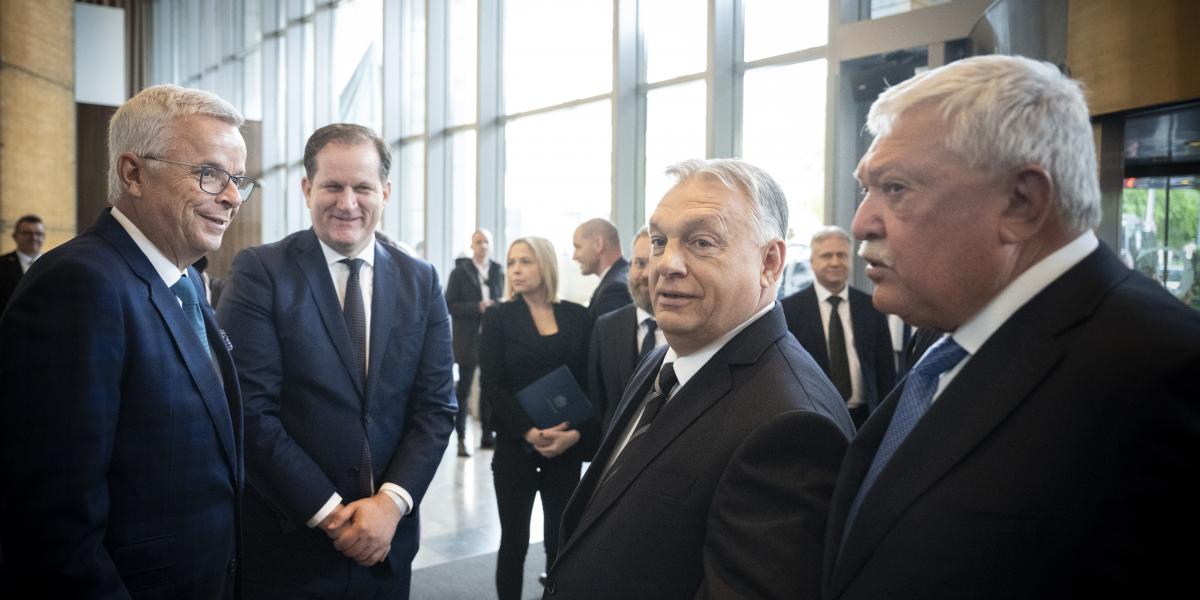 Orbán Viktor és Csányi Sándor, az OTP Bank elnök-vezérigazgatója az OTP közgyűlésén április 25-én 