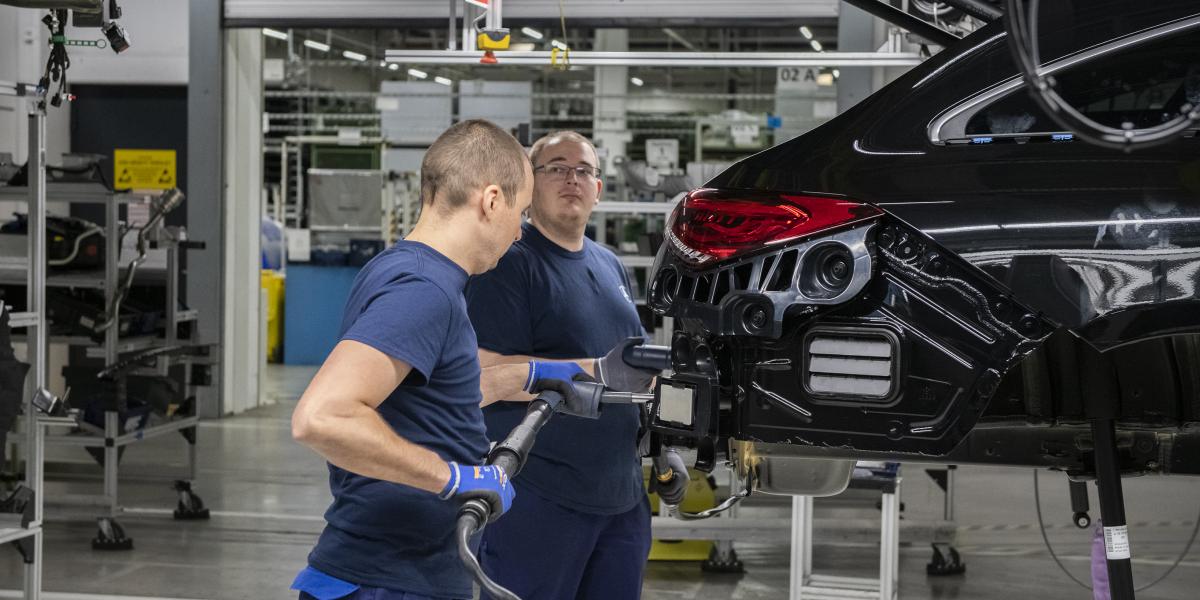 Munkások a kecskeméti Mercedes-gyárban 