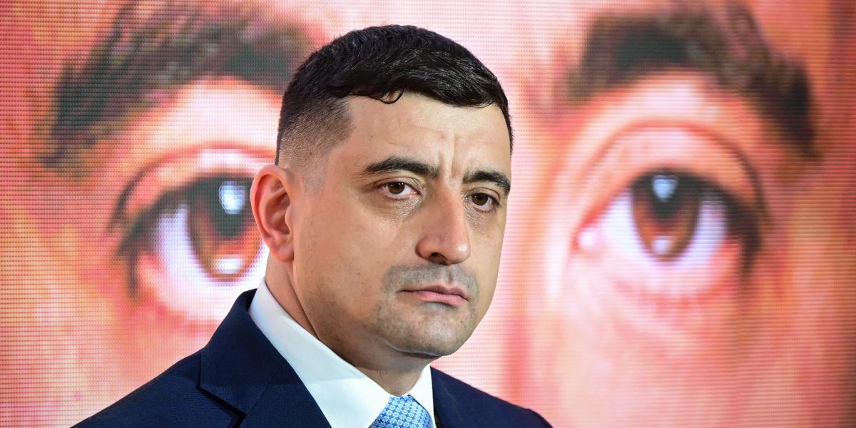 A román elnökválasztás első fordulójának fő esélyese George Simion, a szélsőjobboldali AUR jelöltje