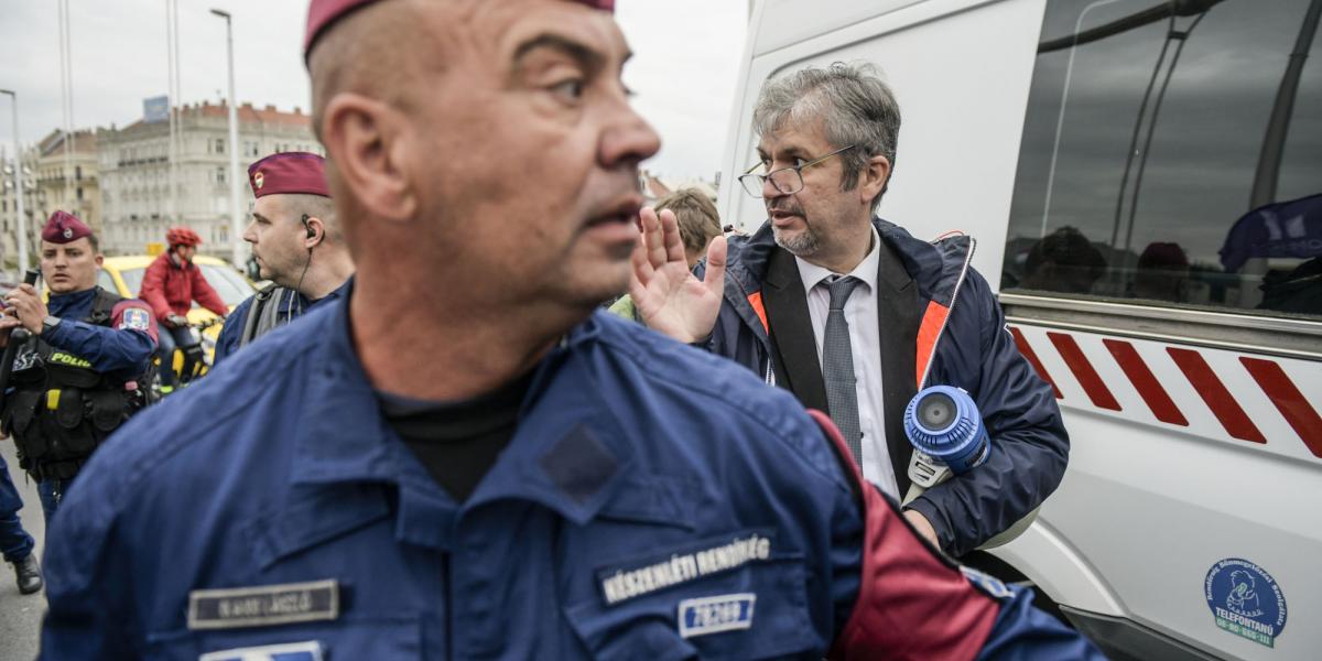 Hadházy Ákos tüntet a gyülekezési jog korlátozása ellen Budapesten, május 6-án 