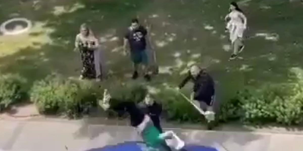 A térfigyelő kamera felvételén látszik, ahogy elütik a vita egyik résztvevőjét, a háttérben lapáttal a másik haragos
