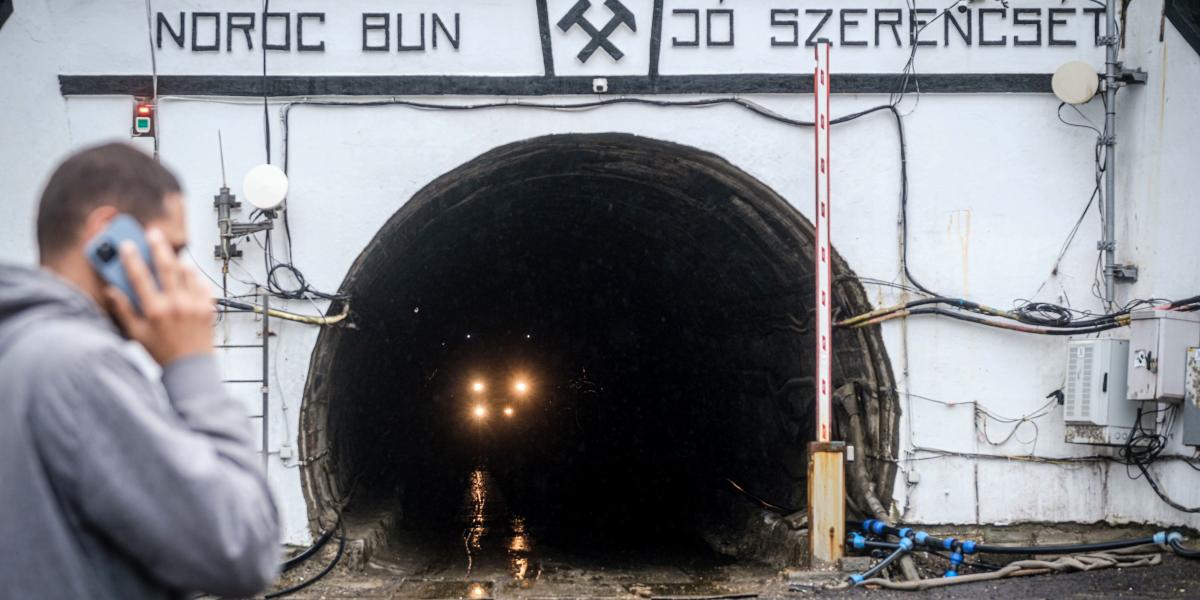 A vízzel elöntött parajdi sóbánya bejárata 2025. május 28-án