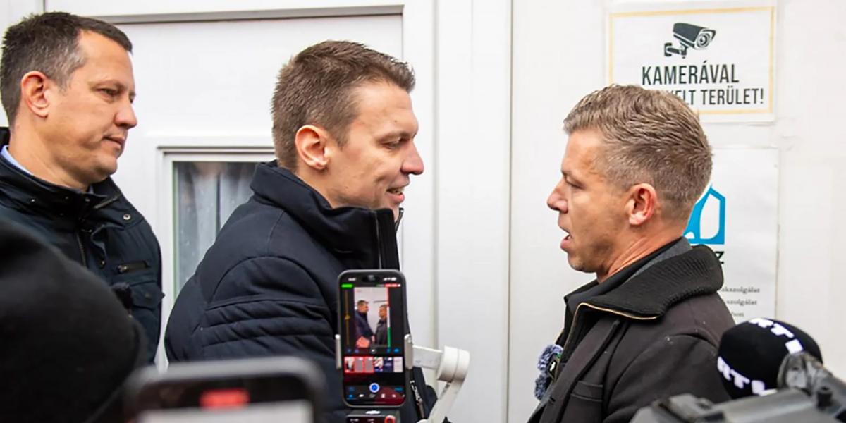 Menczer Tamás (középen) útját állta a gyermekotthonba ajándékokkal érkező Magyar Péternek (jobbra)