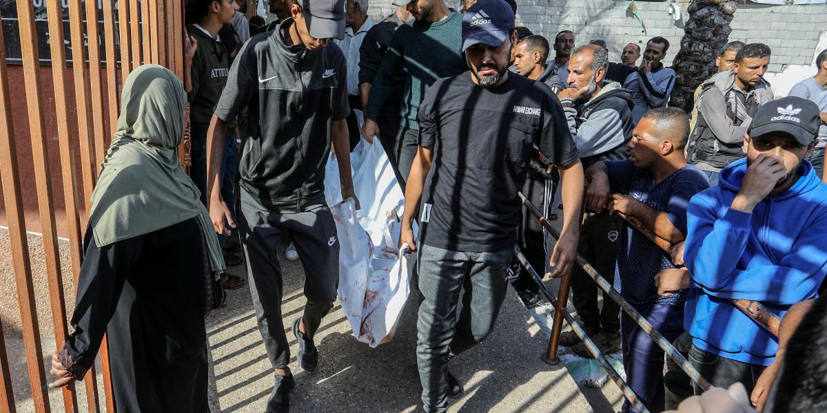 
Palesztinok a segélyelosztó pontnál Rafah közelében, miután az izraeli hadsereg helyi jelentések szerint tüzet nyitott az összegyűlt tömegre a Gázai övezet déli részén, 2025. június 3-án. 
